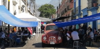 Personal de salud instala plantón en oficinas de Bienestar