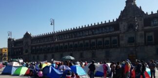 Triquis de Tierra Blanca cumplen una semana de plantón en el Zócalo de CdMx