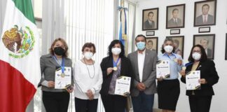 La UABJO entrega estímulos a docentes, en reconocimiento a su labor