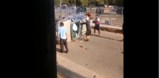 Vuelca vehículo en el Rosario; solo daños materiales