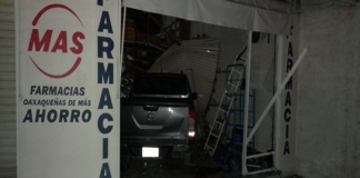 Camioneta choca contra farmacia en la Experimental, dos lesionados