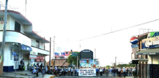 Con bloqueo, pobladores de Colotepec exigen solución a conflicto agrario