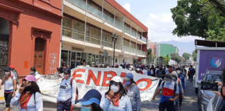 Normalistas marchan y realizan pintas en edificios de la ciudad capital