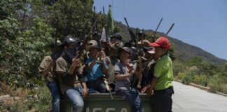 Los niños soldado de Guerrero claman contra el narco armados y con tiros al aire