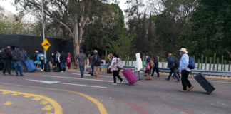 Tras mesa de diálogo, normalistas liberan Aeropuerto de Oaxaca