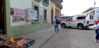 Normalistas bloquean vialidades y prenden fuego en edificio de la S.22