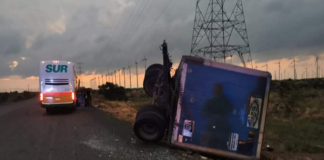 Por evento de Norte, tráiler vuelca y choca contra autobús