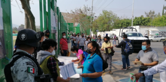 Sin incidentes, arranca vacunación a maestros de Oaxaca