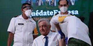 AMLO se vacuna contra Covid-19; le aplican la AstraZeneca
