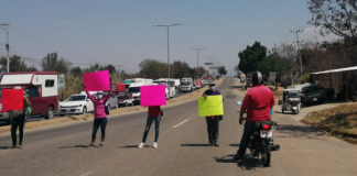 Con bloqueo, exigen justicia para dos jóvenes atropellados en Zaachila