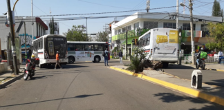 Normalistas bloquean la Colonia Reforma