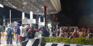 Normalistas toman la caseta de San Pablo Huitzo