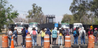 Atendió el IEEPO a normalistas; piden liberar Aeropuerto