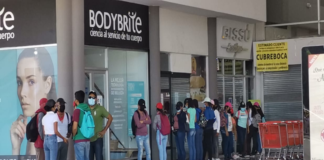 Toman normalistas plazas comerciales en Oaxaca