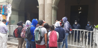 Normalistas entregan pliego petitorio; exigen a Murat que cumpla