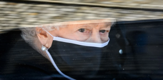 La reina Isabel II despide al príncipe Felipe