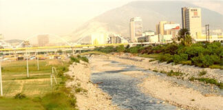 Mugre y muerte fluyen por el río Santa Catarina que atraviesa Monterrey