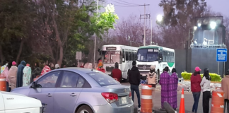 Normalistas mantienen “sitiado” aeropuerto de Oaxaca