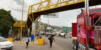 Detienen a agresor de reportero en Oaxaca, mototaxistas instalan bloqueo