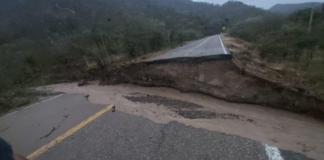 Lluvias colapsan carretera en Totolapam