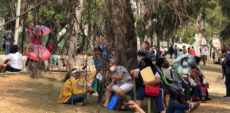 Desorganización y largas filas por vacunación a adultos mayores de 50 años en Oaxaca