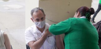 López-Gatell recibe vacuna contra COVID-19