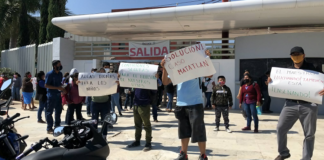 Padres de familia y maestros protestan en Ciudad Administrativa, piden clave
