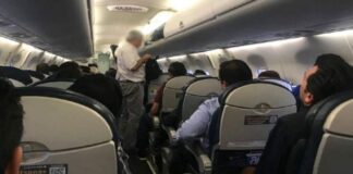 Pasajeros se niegan a bajar de avión tras cancelarles vuelo de Monterrey a Oaxaca