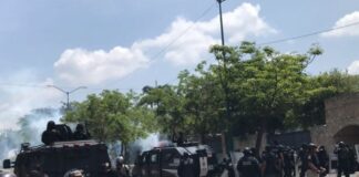 Policías nuevamente se enfrentan a normalistas en Chiapas