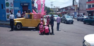 En Santa Lucía, promotora de Fuerza por México cae de vehículo en movimiento