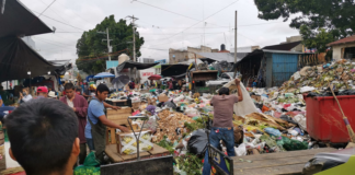 Trabajadores de limpieza paran labores; se acumulan montones de basura