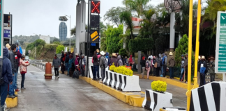 Pobladores de la Mixteca toman caseta de Huitzo, realizan “boteo”