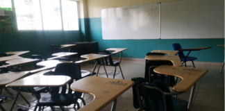 Regresan estudiantes a escuelas sin luz ni agua y saqueadas