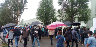 Desorganización, provoca largas filas en puestos de vacunación anticovid en Oaxaca