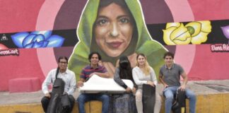 María Elena Ríos Ortiz visita su propio mural en la delegación Iztapalapa