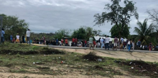 Con bloqueo, pobladores de Huamelula denuncian desvío de recursos