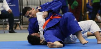 Ian Borch se cuelga la medalla de oro en la disciplina de judo