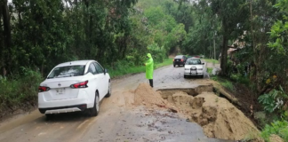 Lluvias dejan socavón en la carretera Río Grande-Juquila
