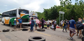 Con bloqueo, piden liberación de detenidos durante elecciones en Xadani