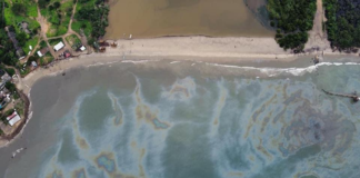 Derrame de Pemex daña playa en Salina Cruz, denuncian