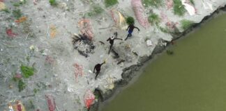 Nivel del río Ganges aumenta y descubre tumbas de muertos por covid-19 en la India