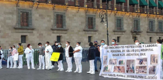 Protestan médicos de Juchitán en Palacio Nacional