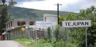 Militantes de MORENA toman palacio de Villa Tejúpam de la Unión