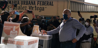 Villacaña emite su voto y llama a la civilidad