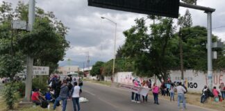 Pese a presencia policíaca, ENSFO bloquean un carril en crucero del Aeropuerto