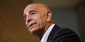 Arrestan a Tom Barrack Jr., exrecaudador de fondos para Trump