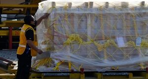 México recibe más de 408 mil vacunas anticovid de Pfizer en AICM