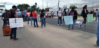Normalistas sitian crucero del Aeropuerto, piden dinero