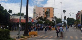Normalistas sitian ADO en Oaxaca; piden dinero a Murat
