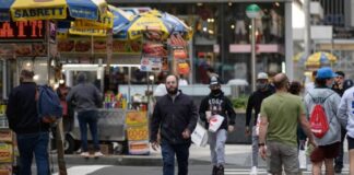 Empleados de NY que no se hayan vacunado tendrán que hacerse prueba semanal